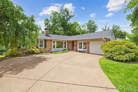 216 Turf Ct, Saint Louis, MO 63119