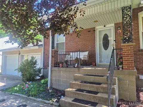 24 S 38th St, Belleville, IL 62226