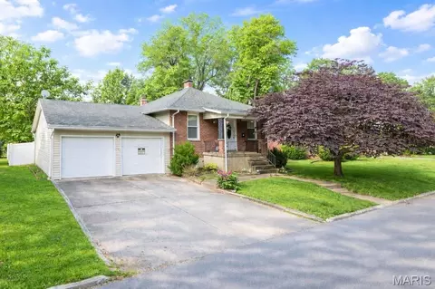 24 S 38th St, Belleville, IL 62226