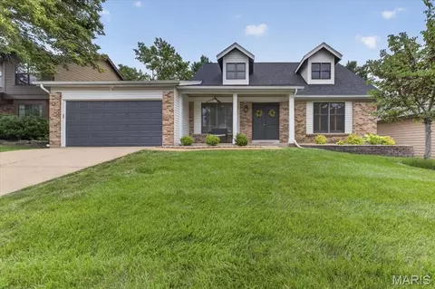 1428 Cedar Bluff Dr, Ballwin, MO 63021
