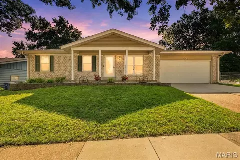 704 Rockshire Dr, Fenton, MO 63026
