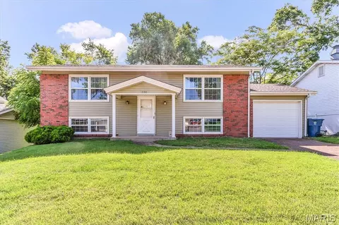 1330 Glenmeade Dr, Maryland Heights, MO 63043