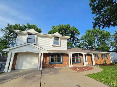 Exterior - 902 Jacobs Ln, O'fallon, MO 63366 photo 2 of 3