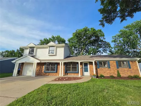 902 Jacobs Ln, O'fallon, MO 63366