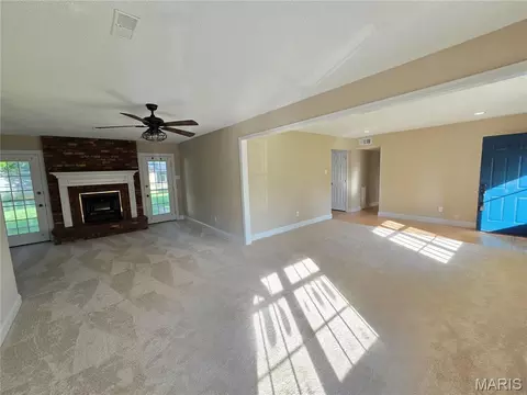 Living - 902 Jacobs Ln, O'fallon, MO 63366 photo 4 of 4