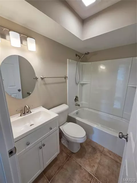 Bath - 902 Jacobs Ln, O'fallon, MO 63366 photo 3 of 3
