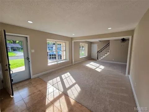 Living - 902 Jacobs Ln, O'fallon, MO 63366 photo 2 of 4