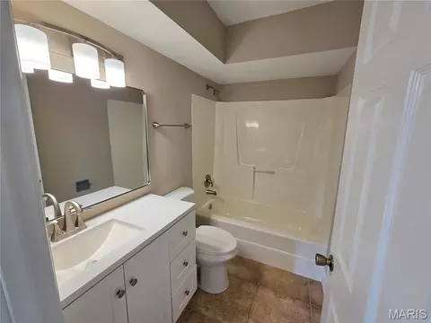 Bath - 902 Jacobs Ln, O'fallon, MO 63366 photo 2 of 3