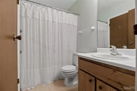 Bath - 700 Windy Ridge Dr, Ballwin, MO 63021 photo 2 of 2
