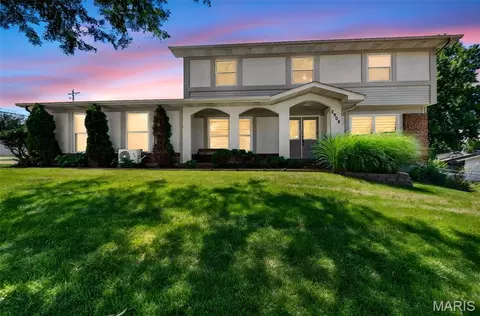 2902 Flameglow Dr, Oakville, MO 63129