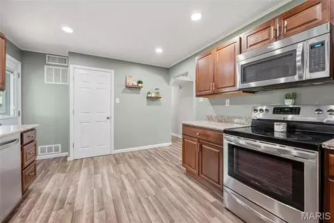 Entry Way - 802 Love Dr, O'fallon, MO 63366 photo 4 of 4