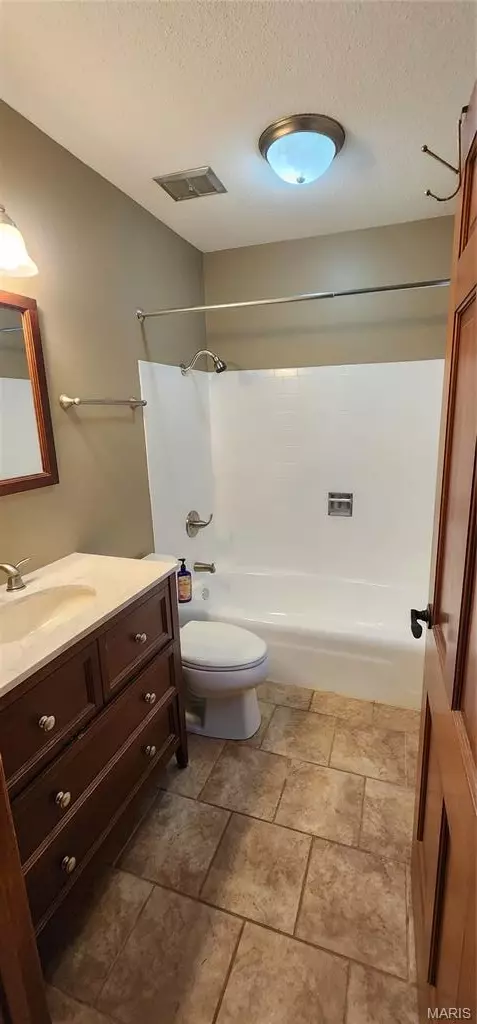 Bath - 16 Gemini Dr, Hannibal, MO 63401 photo 2 of 3