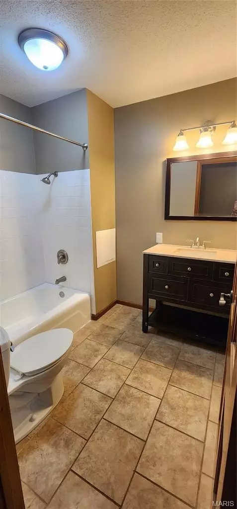 Bath - 16 Gemini Dr, Hannibal, MO 63401 photo 1 of 3