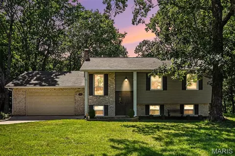 2371 Crestview Dr, High Ridge, MO 63049