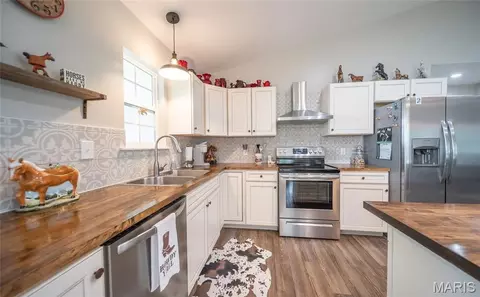 Kitchen - 73 N Scott Rd, Cuba, MO 65453 photo 2 of 3
