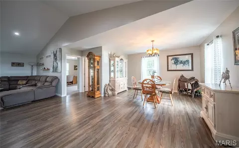 Entry Way - 73 N Scott Rd, Cuba, MO 65453 photo 1 of 3