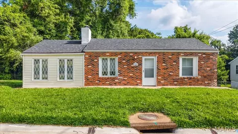 7461 Castro Dr, Ferguson, MO 63135
