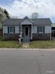 305 E Ironbanks, Charleston, MO 63834