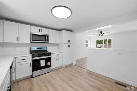 Kitchen - 156 Hogan Ave, Pacific, MO 63069 photo 2 of 4
