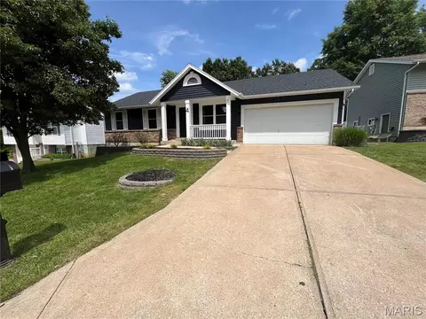 4 Marcus Dr, Saint Peters, MO 63376
