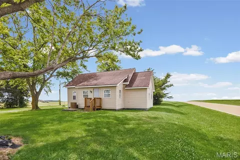 3914 New Church Rd, Pinckneyville, IL 62274