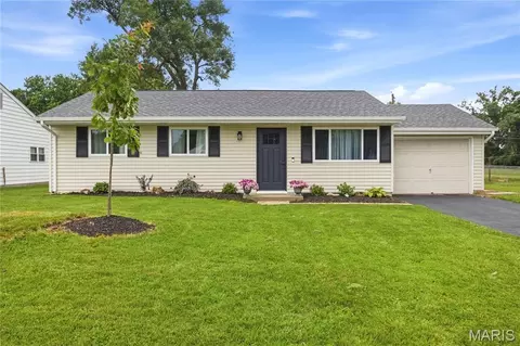 1304 Valiant Dr, Fenton, MO 63026
