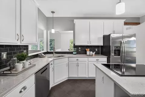 Kitchen - 215 Cobblefield Ct, Wildwood, MO 63011 photo 2 of 4