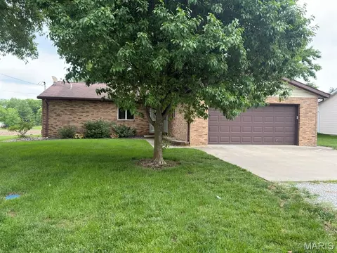 499 S Cleveland St, Aviston, IL 62216