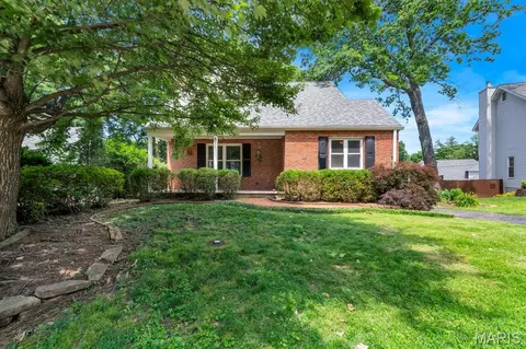 81 Heatherbrook Ln, Kirkwood, MO 63122