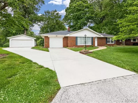 300 Dana Dr, Collinsville, IL 62234