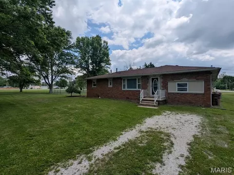 704 N Sawyer St, Wilsonville, IL 62093
