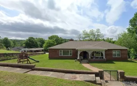 385 S 4th St, Ellington, MO 63638
