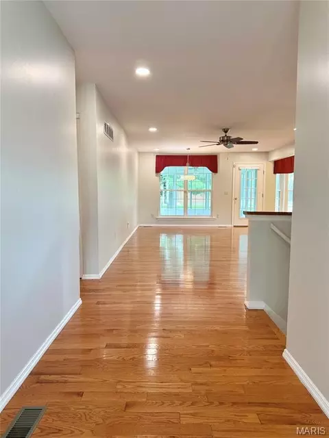 633 Lind Rd, Saint Louis, MO 63125