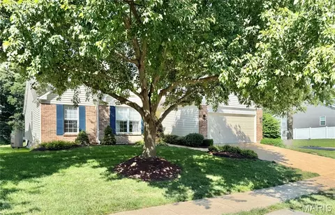 633 Lind Rd, Saint Louis, MO 63125