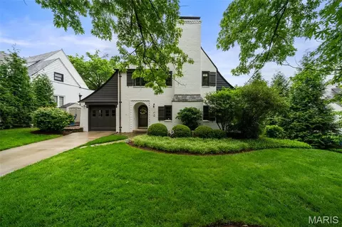 27 Ridgetop Dr, Richmond Heights, MO 63117