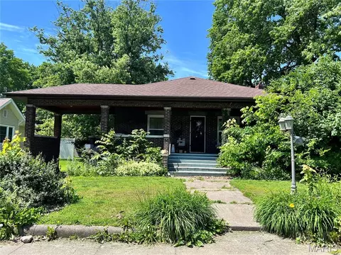 414 S Pine St, Nokomis, IL 62075