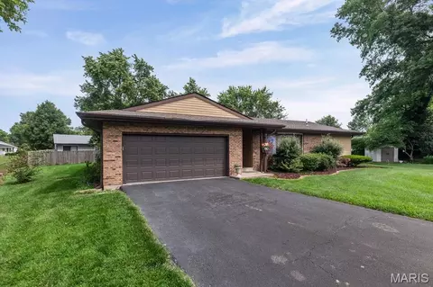 46 Belle Crest Dr, Belleville, IL 62221