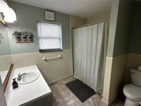 Bath - 13216 Christopher Dr, Rolla, MO 65401 photo 2 of 2
