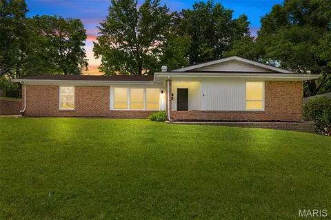 2025 Granada Dr, Florissant, MO 63033