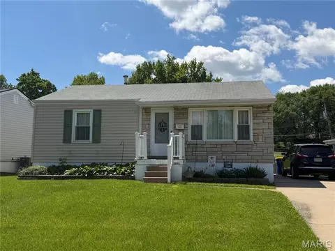 10310 Millwood Ave, Saint Ann, MO 63074
