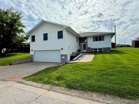 810 Houston Dr, Palmyra, MO 63461