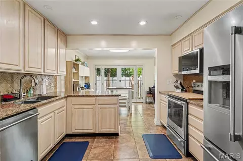 Kitchen - 5522 Bourbeuse Cmn #4, Weldon Spring, MO 63304 photo 2 of 2