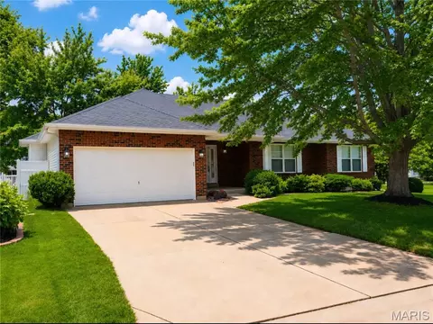 1209 Quiet Woods Dr, Saint Peters, MO 63376