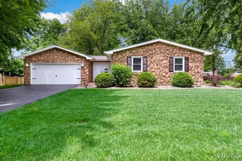 14 Matterhorn Dr, Glen Carbon, IL 62034