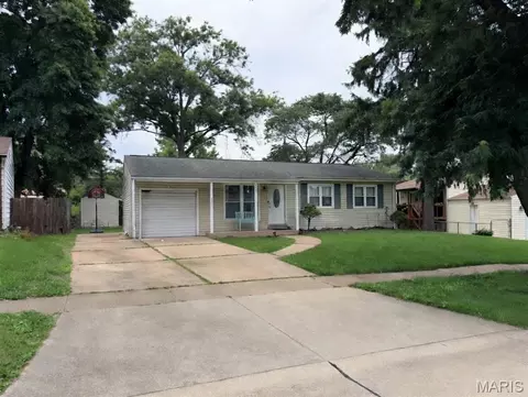 2883 Foxwood Dr, Maryland Heights, MO 63043