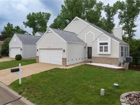 638 Cascade Lake Dr, Ballwin, MO 63021