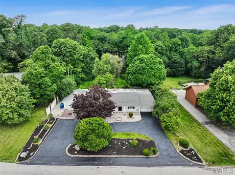 55 Garden Ln, Maryland Heights, MO 63043