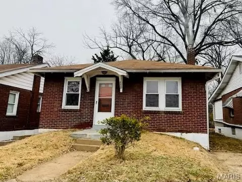 8227 Braddock Dr, Saint Louis, MO 63132