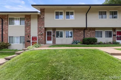 9128 Villaridge Ct, Saint Louis, MO 63123