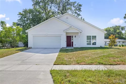 1420 Swallow Ln, Florissant, MO 63031